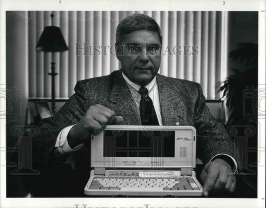 1991 Press Photo Bob McGee, a broker of 216 Realty - Historic Images