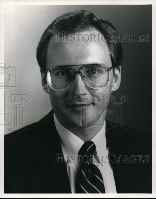 1989 Press Photo Thomas F. O'Toole, Stouffer Hotel Company director - Historic Images