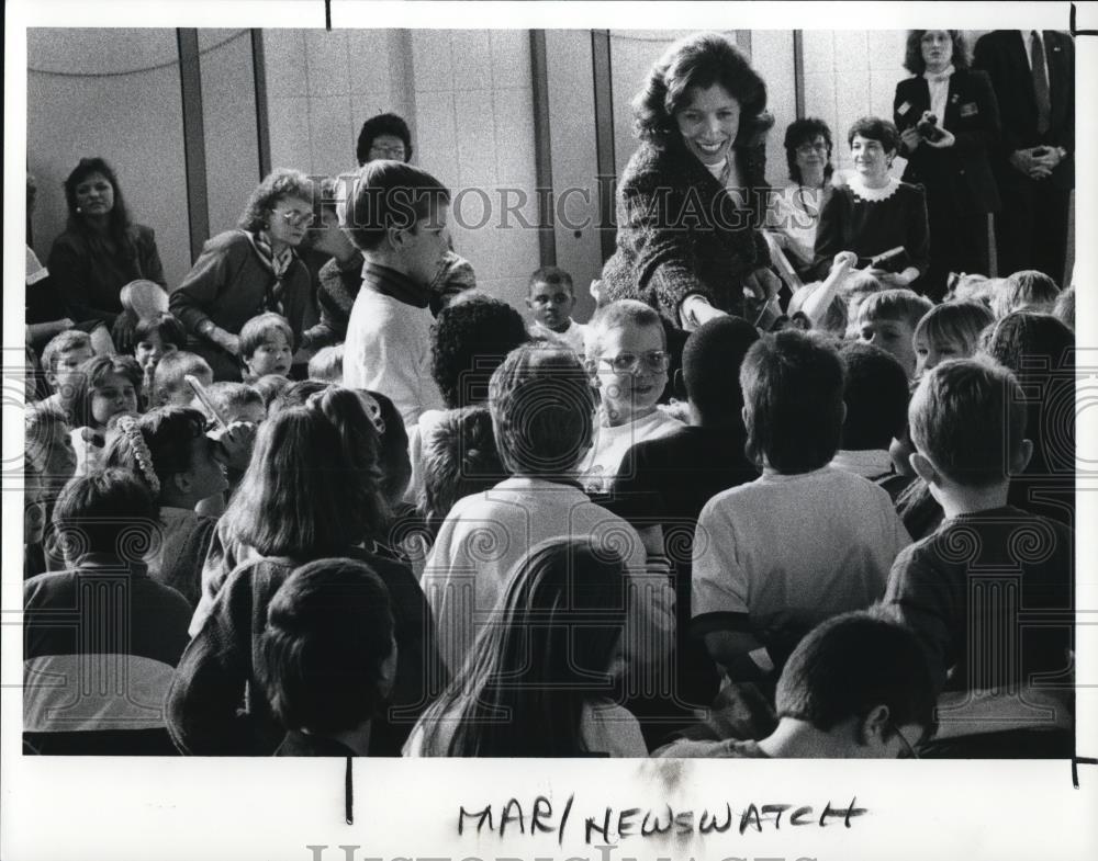 1990 Press Photo Mrs. Marilyn Quayle Talks to Watson Elementary School Students - Historic Images