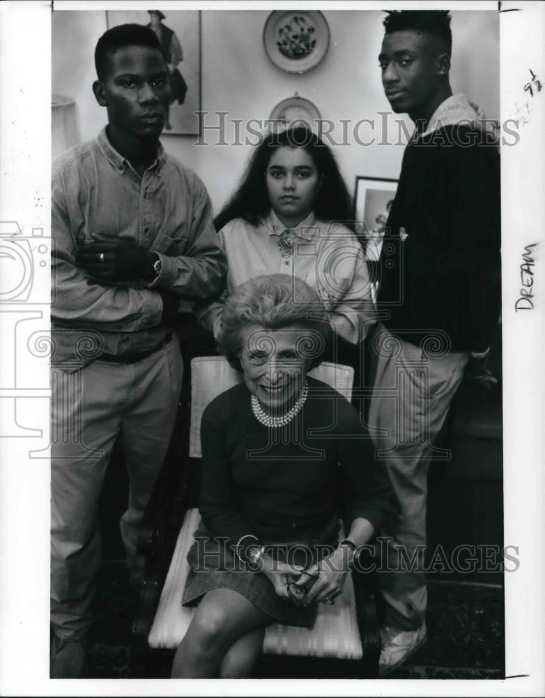 1991 Press Photo Charlotte Kramer, administrator of the Samuel Rosenthall - Historic Images