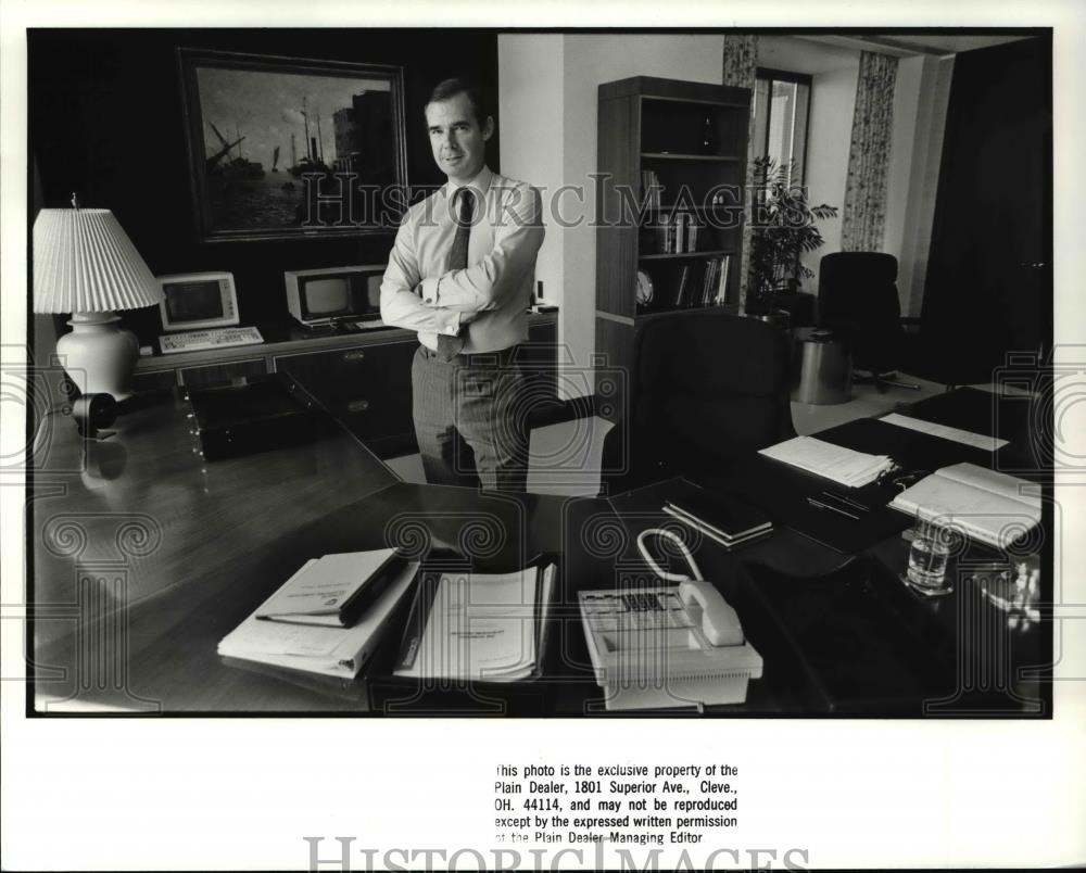 1988 Press Photo New BP America CEO, James Ross in his office - Historic Images