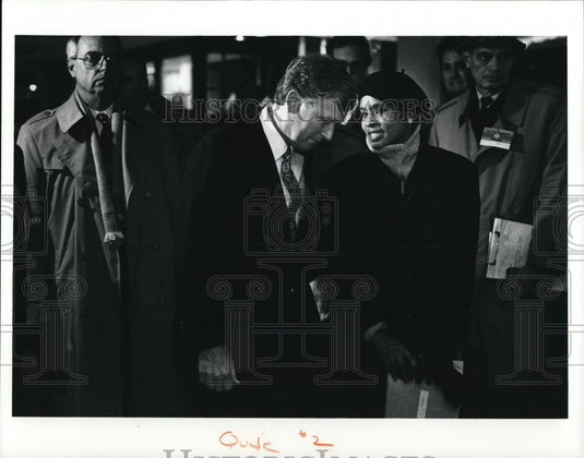 1991 Press Photo Dan Quayle speaking to unidentified woman at Tower City - Historic Images