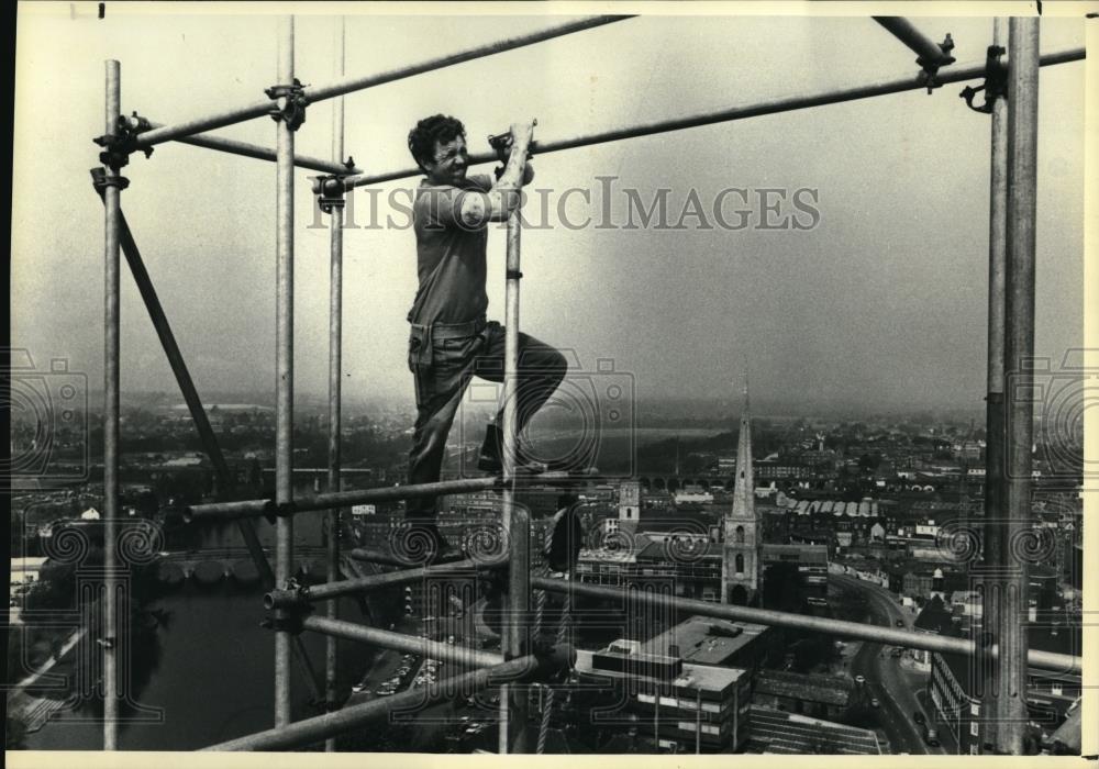 1990 Press Photo Scaffolding erected to repair Cathedral in Worcester England - Historic Images