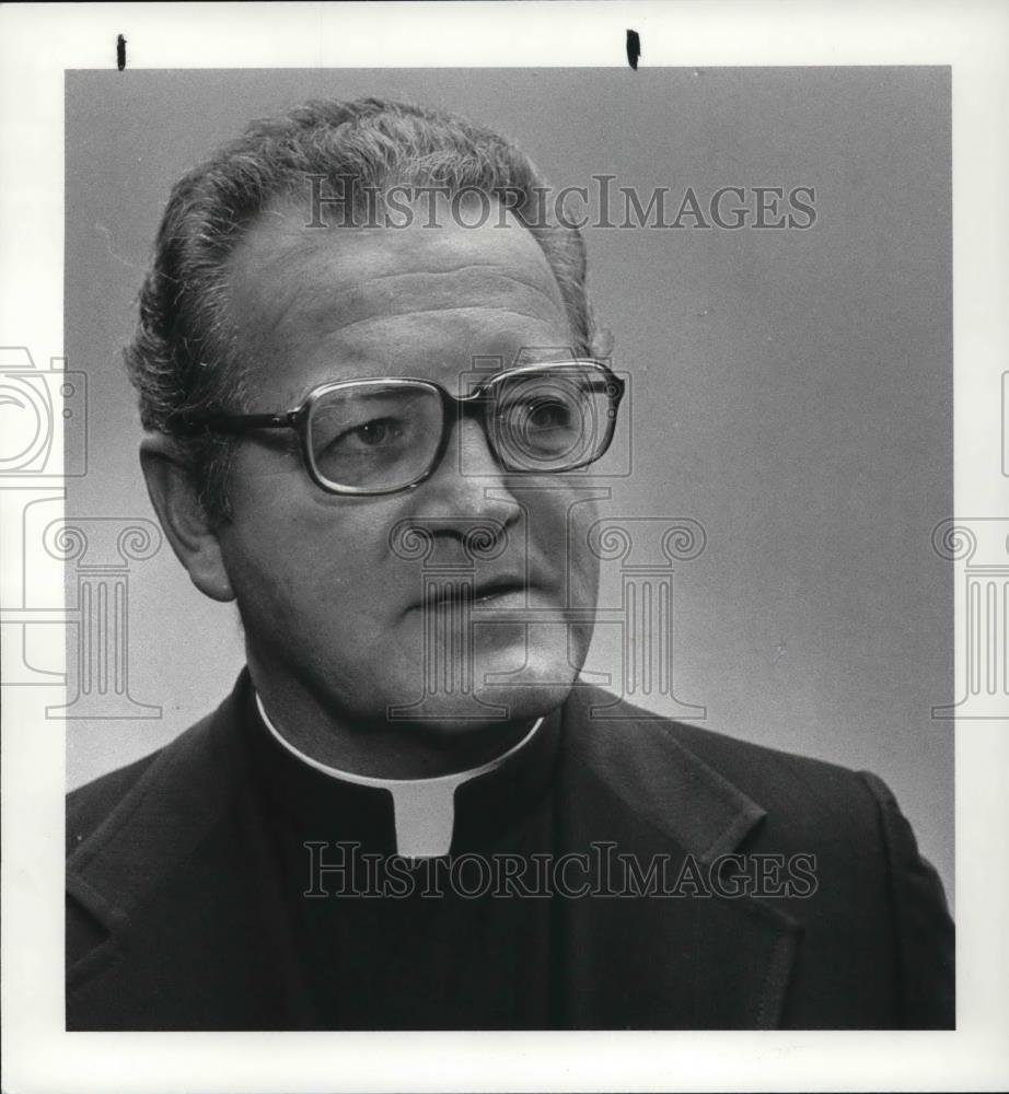 1983 Press Photo Rev. Thomas J. Lynch at meeting of First Friday Club - Historic Images