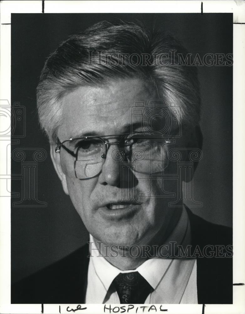 1990 Press Photo M Luke Miller President of St Johns Hospital - Historic Images
