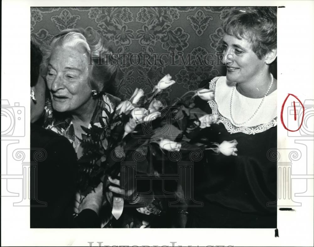 1991 Press Photo Dotsie O&#39;Neill received flowers at the Benefit - Historic Images