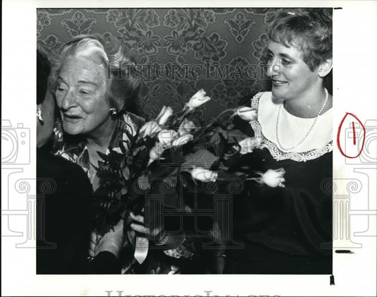 1991 Press Photo Dotsie O'Neill received flowers at the Benefit - Historic Images