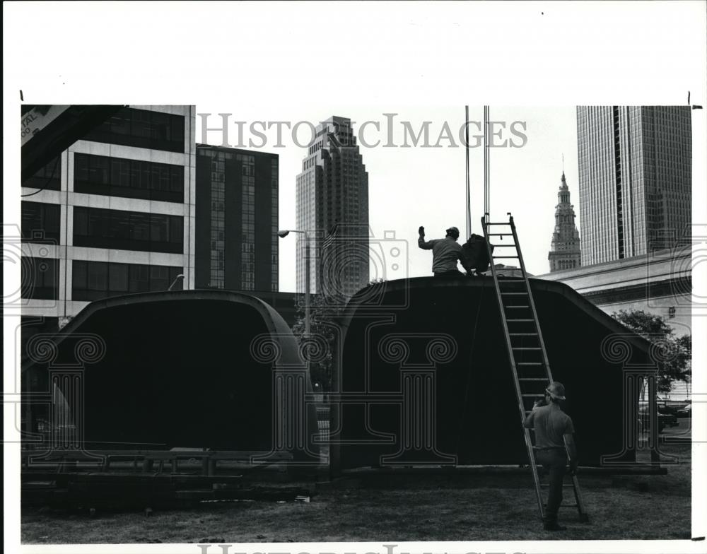 1991 Press Photo Rodney Dennison gives instruction to the crane operator - Historic Images