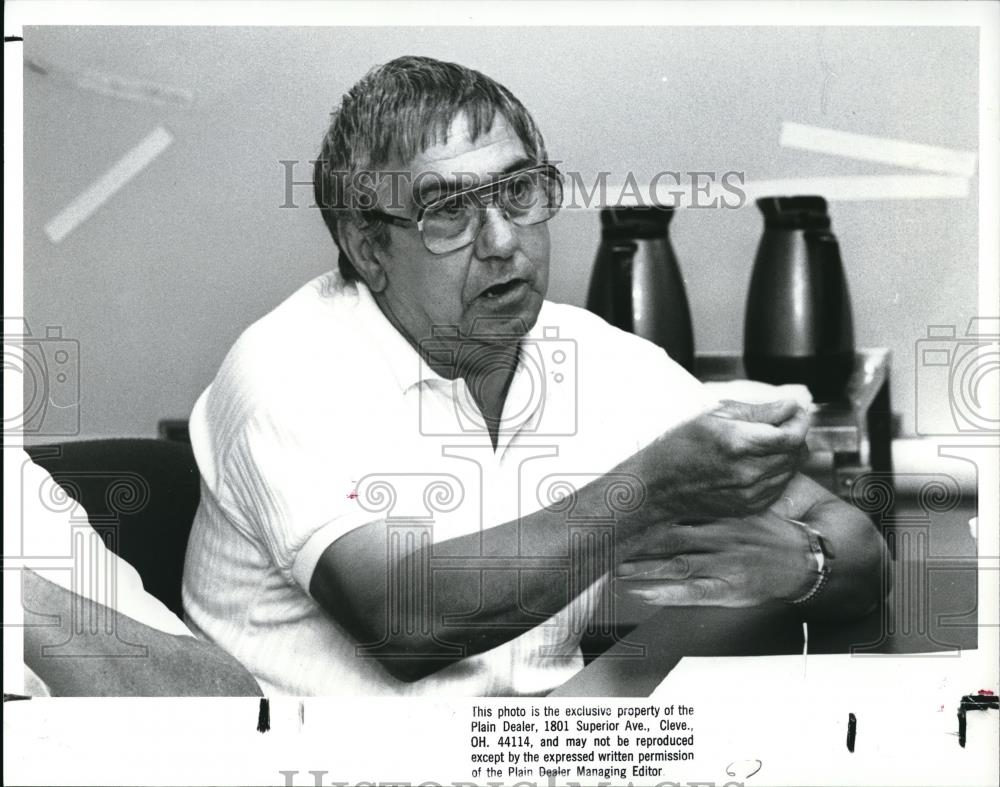 1988 Press Photo Fred Norman, Aluminum siding and insulation specialist - Historic Images