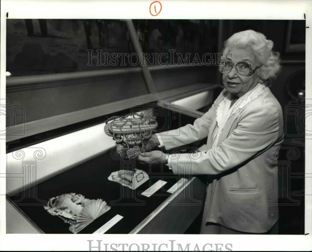 1992 Press Photo Ann Schuster and Valentine Collection at the Western Reserve - Historic Images