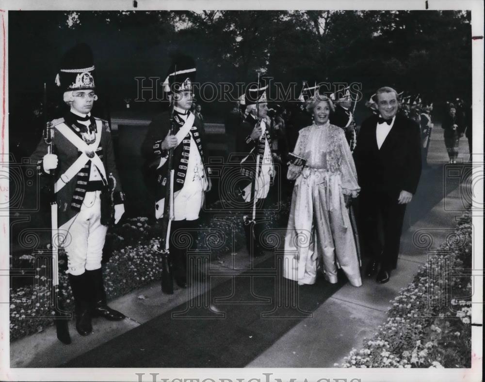 1977 Press Photo Mr &amp; Mrs Art Modell, on their way to dinner with Prince Charles - Historic Images