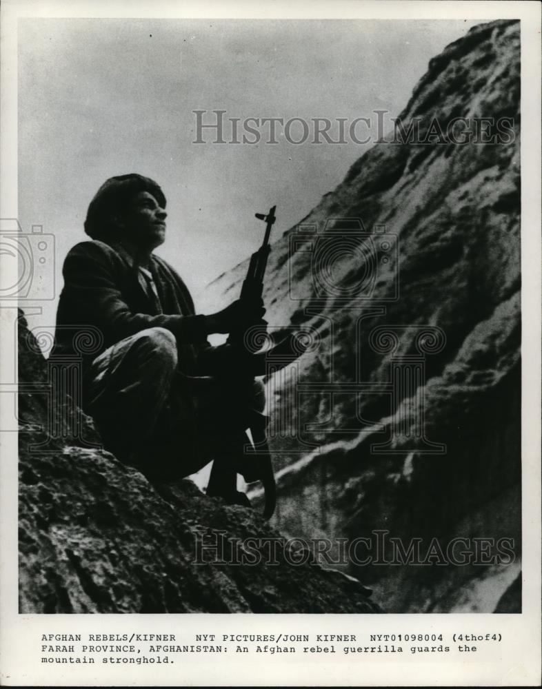 1980 Press Photo An Afghan rebel guerrilla guards the mountain stronghold - Historic Images