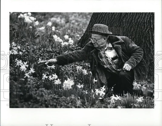 1988 Press Photo Domenic Ramachat, caretaker of the Lakeview Cemetery - Historic Images