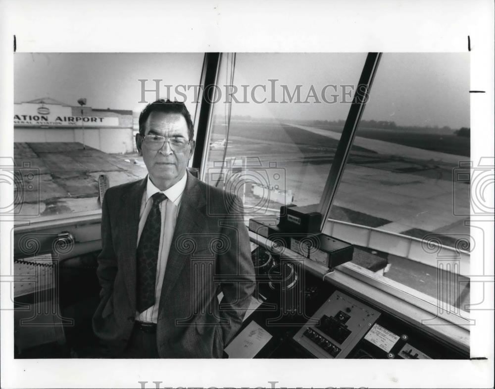 1989 Press Photo Tom McNamara director of the Lost Nation Airport - Historic Images