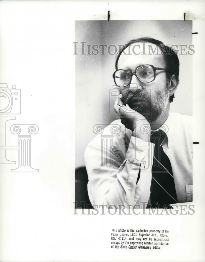 1989 Press Photo Dr. Gary Marmolya during interview at Natural History Museum - Historic Images