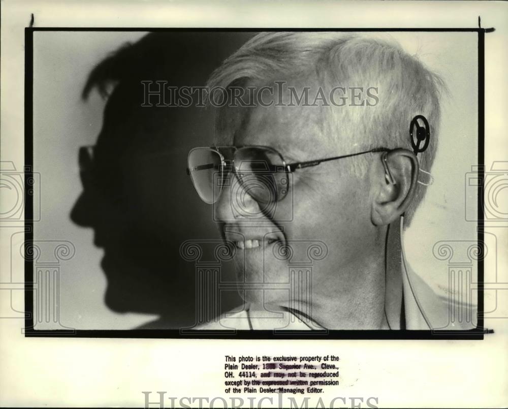 1988 Press Photo Warren Reinbolt with the new hearing device - Historic Images