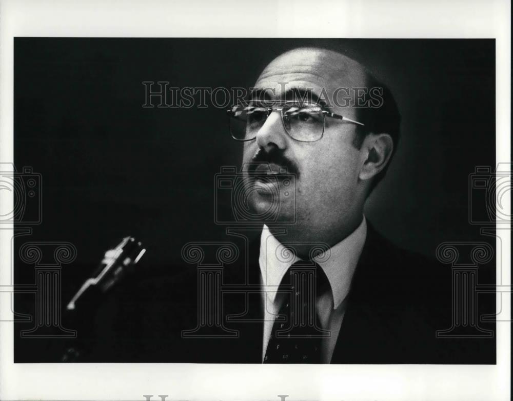 1987 Press Photo Roger Noall with Society Corp speak at The Society Bank meeting - Historic Images