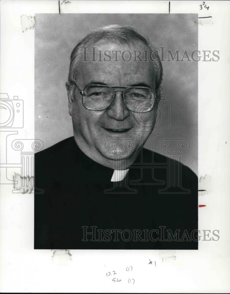 1989 Press Photo Father Richard McBrien at the First Friday meeting st Stouffers - Historic Images