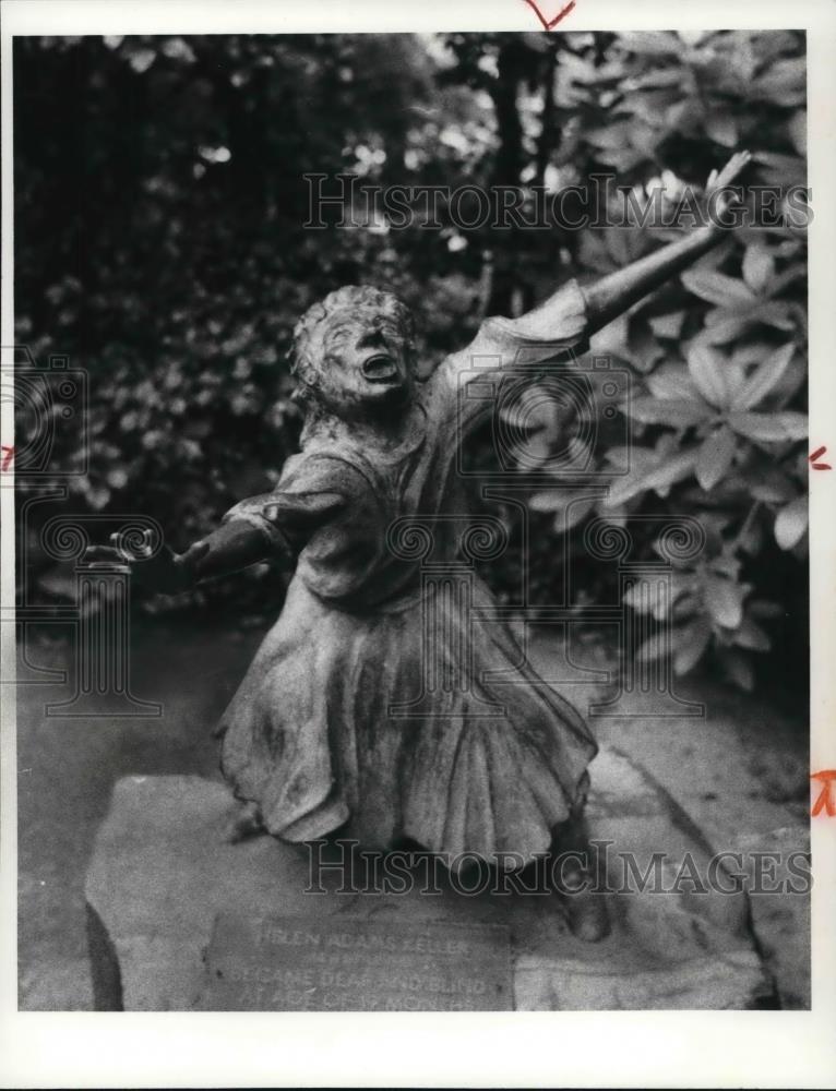 1980 Press Photo Statue of Helen Keller in Garden for blind Cleveland Green - Historic Images