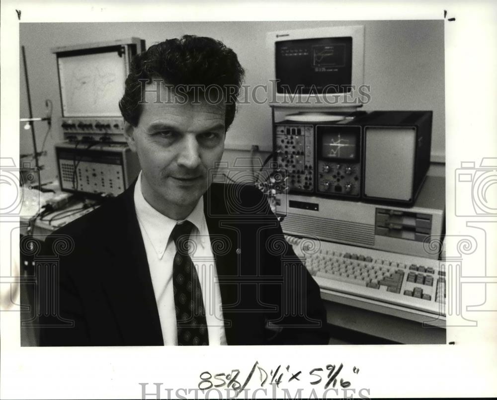 1989 Press Photo Otto Prohaska, founder of Ott Sensors labs - Historic Images