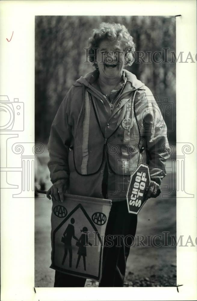 1991 Press Photo Children School Crossing Guard Emma Rychlik - Historic Images