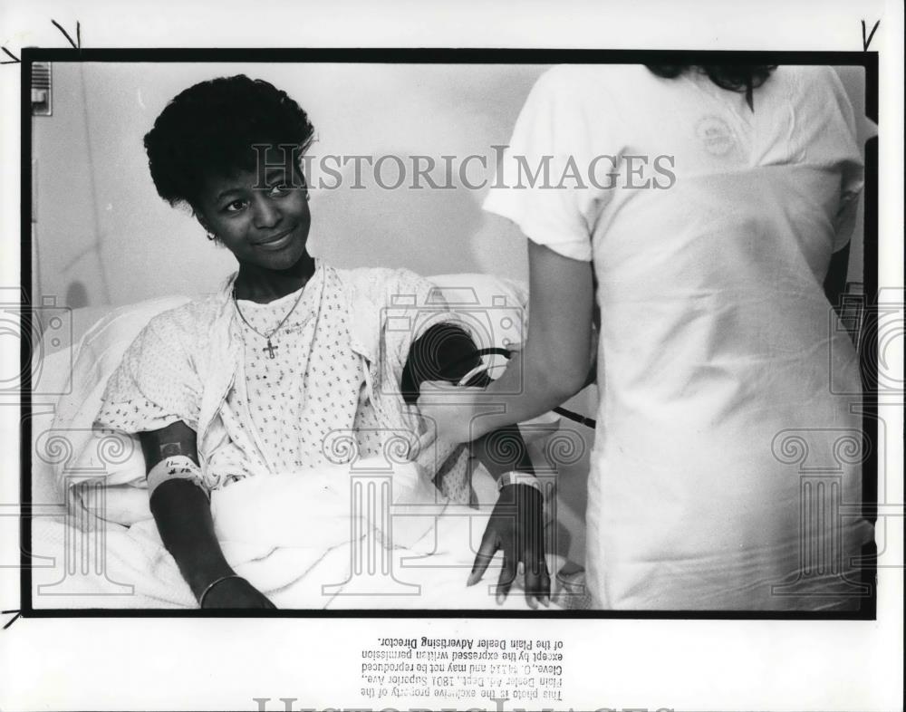 1988 Press Photo Barbara McCoy Policewoman shot by her partner - Historic Images