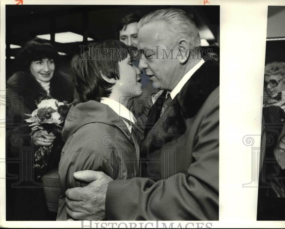 1991 Press Photo Stefan Rozicke Polish Family is reunited - Historic Images