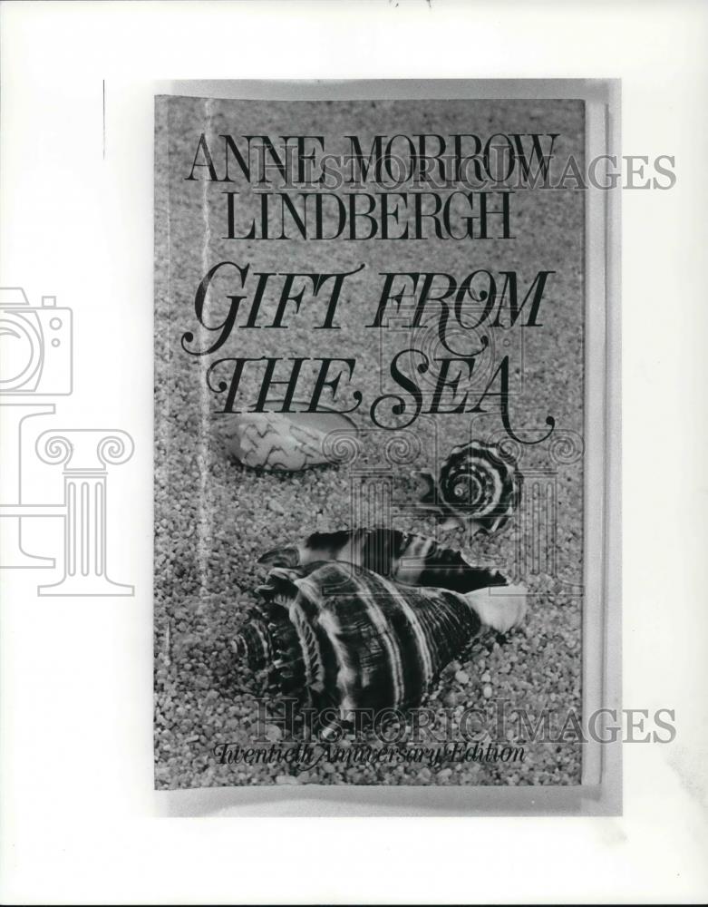 Press Photo Anne Morrow Lindbergh, Book Gift from The Sea - Historic Images