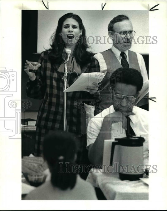 1985 Press Photo Cantor Sarah Sager with Rabbi Jon Konheim at Heights Christian - Historic Images