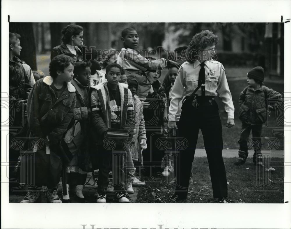 1990 Press Photo Painesville crime prevention officer Denise Mercsak w/ children - Historic Images