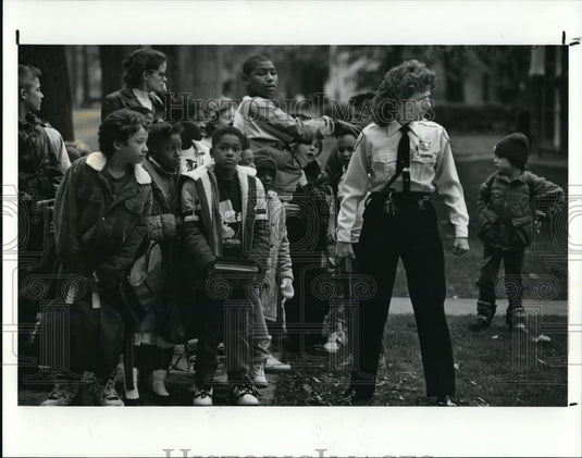 1990 Press Photo Painesville crime prevention officer Denise Mercsak w/ children - Historic Images