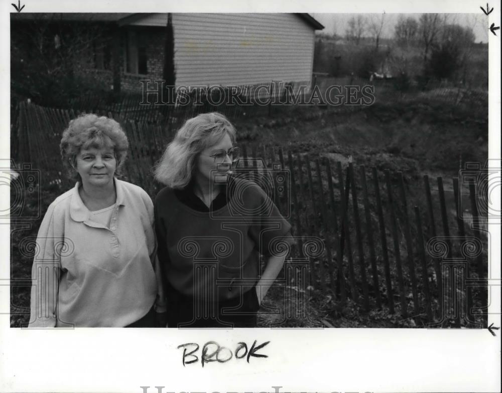 1990 Press Photo Mary Knapik and Christine Marhevka - Historic Images
