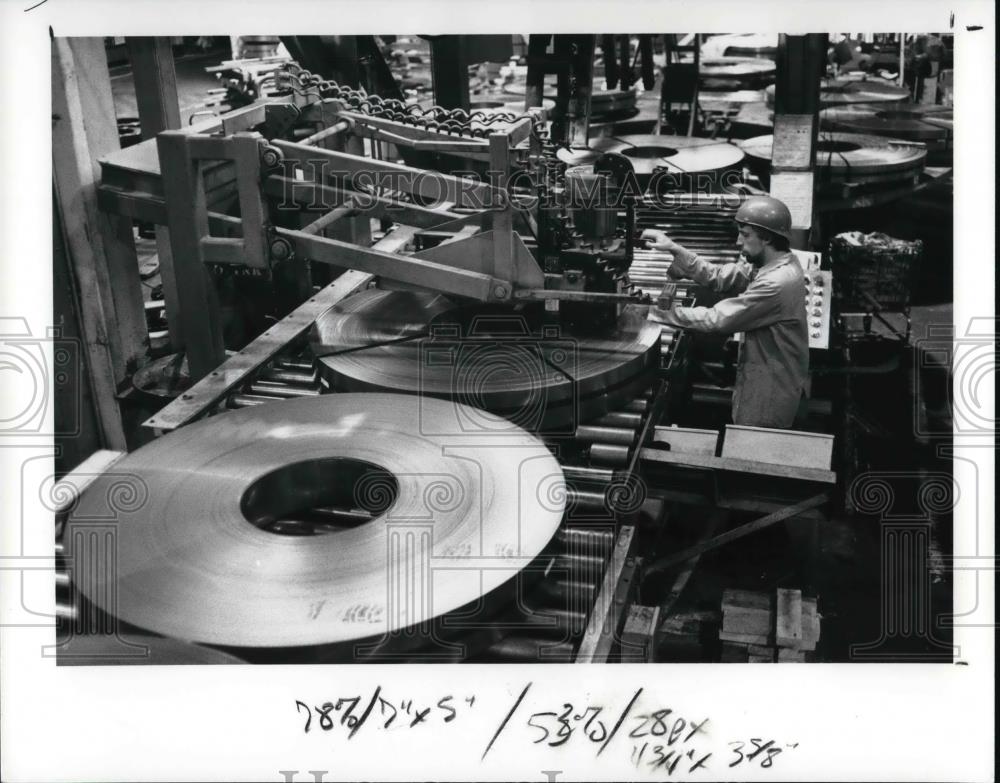 1989 Press Photo Fred Chafin, puts stamps on the finished steel roll - Historic Images