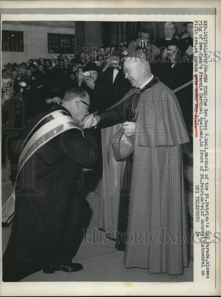 1964 Press Photo of The Reverend Sean S. Reid kissing the ring of Francis - Historic Images