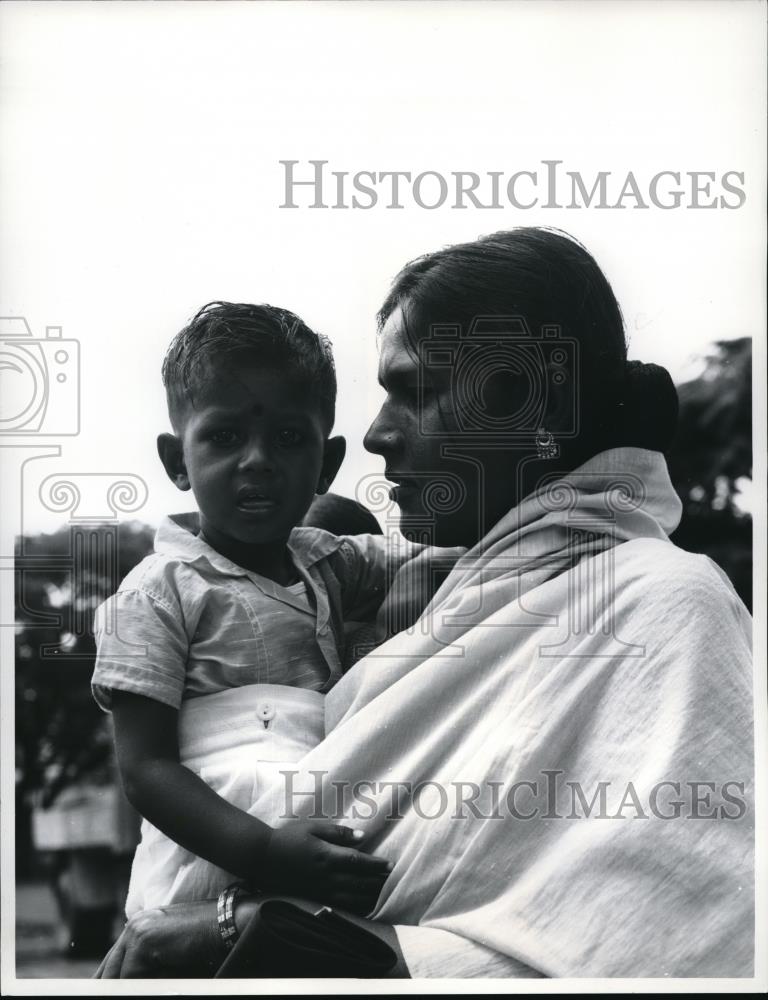Press Photo Indian mother with her son, resident of Fiji - Historic Images
