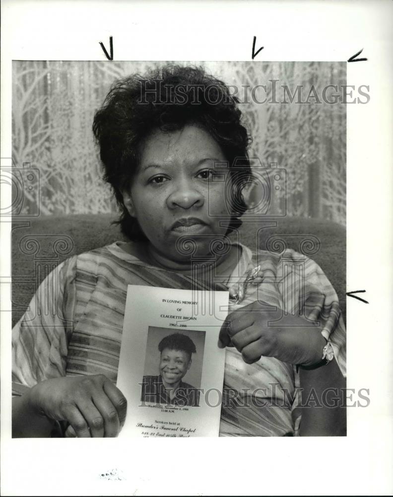 1989 Press Photo Claudia Potillo holds program from funeral service of daughter - Historic Images