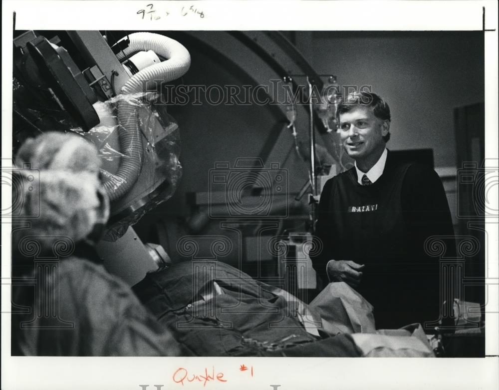 1991 Press Photo Dan Quayle watches surgery in the Critical Care Unit - Historic Images