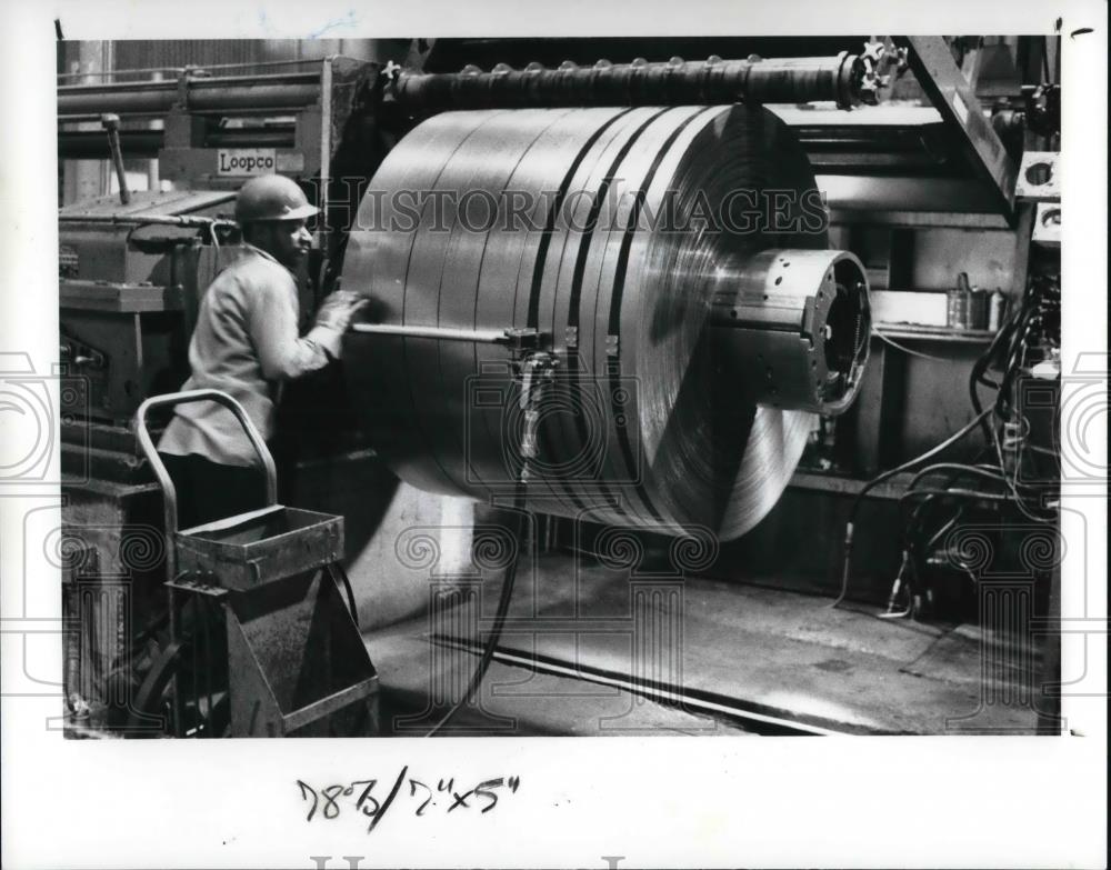 1989 Press Photo Ernest Franklin put straps on the cut metal - Historic Images