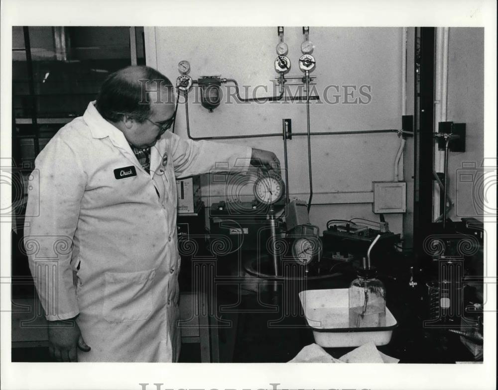 1990 Press Photo Chuck Morgan takes a Reid vapor pressure check - Historic Images