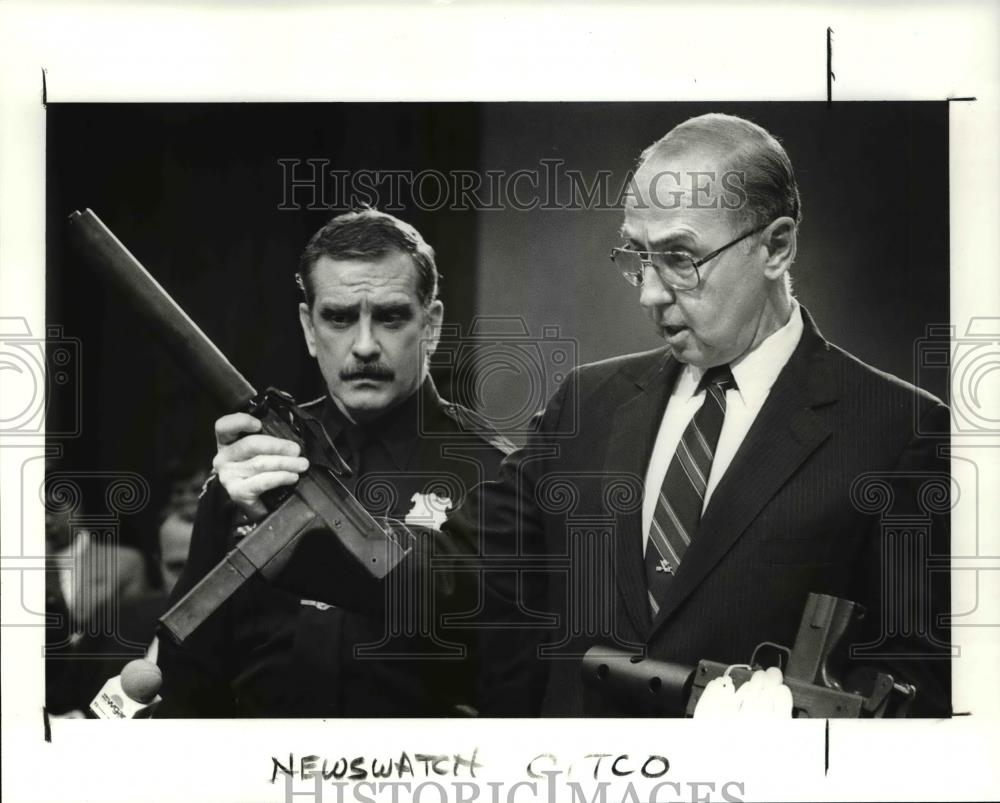 1989 Press Photo SWAT officer John Petro and Police Chief Howard Rudolph - Historic Images