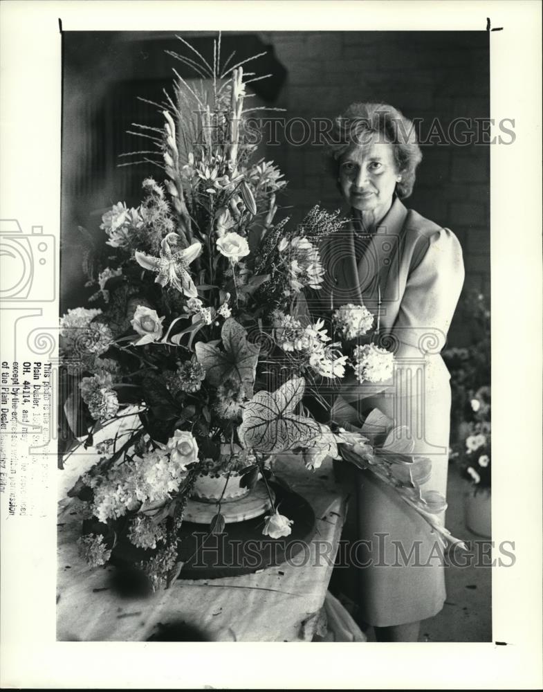 1988 Press Photo Evelyn Mercer, Garden Center - Historic Images