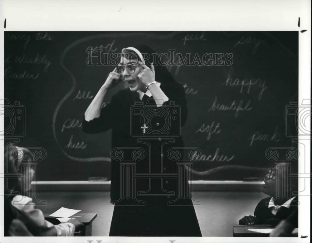 1989 Press Photo Sister Sheryl Marie, a fifth grade teacher at St. Francis - Historic Images