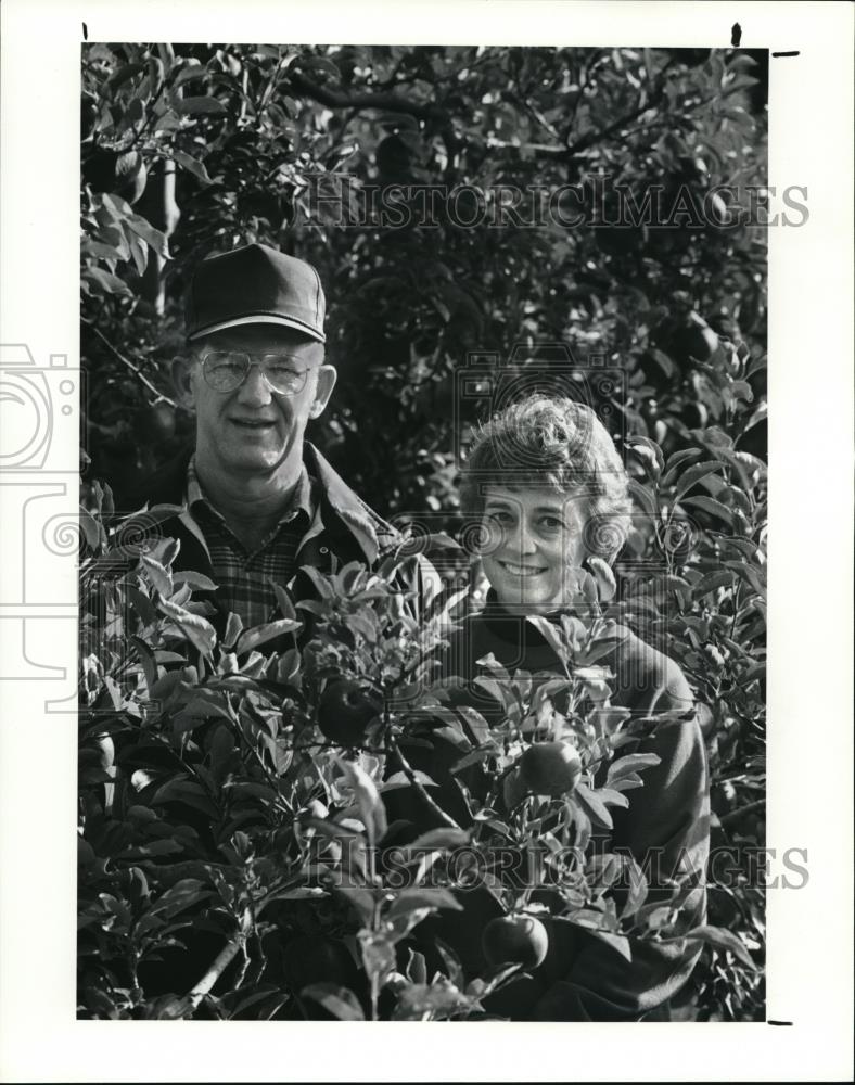 1991 Press Photo Jim and Nancy Patterson with Idared Apples - Historic Images