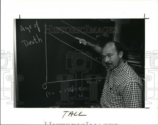 1990 Press Photo Dennis D. Miller, an economist at Baldwin Wallace College - Historic Images