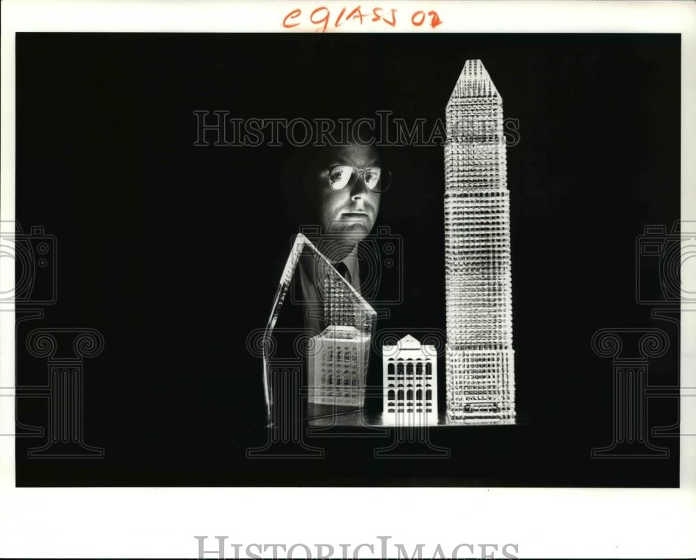 1989 Press Photo Carey Ferguson and Glass Sculpture of Society National Bank - Historic Images