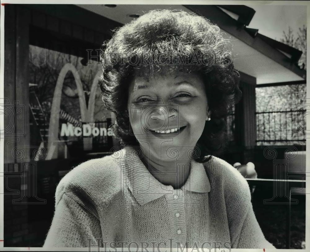 1988 Press Photo Yvonne Roberts owner of 8 MacDonalds in Cleveland Area - Historic Images
