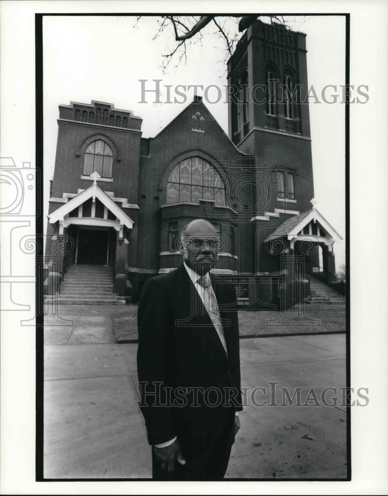 1991 Press Photo Pastor Lyman Liggins at St. John&#39;s AME Church where his pastor - Historic Images