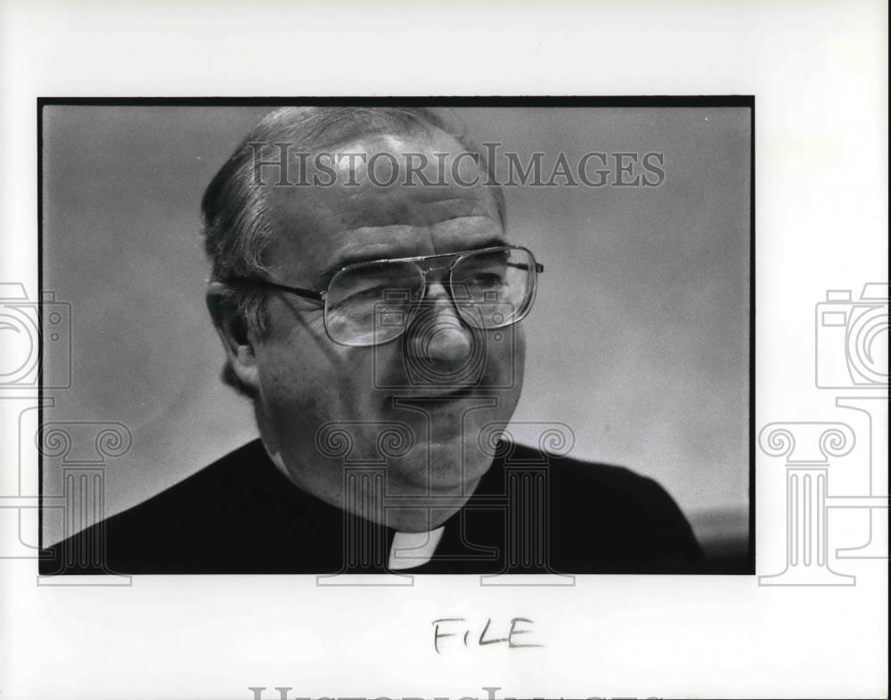 1989 Press Photo Reverend McBrian at the first Friday meeting - Historic Images