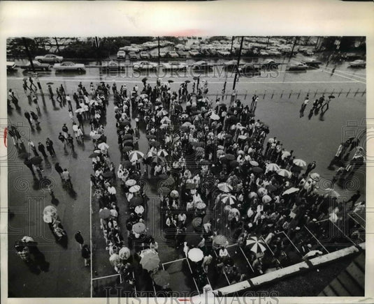 1974 Press Photo People In Line - Historic Images