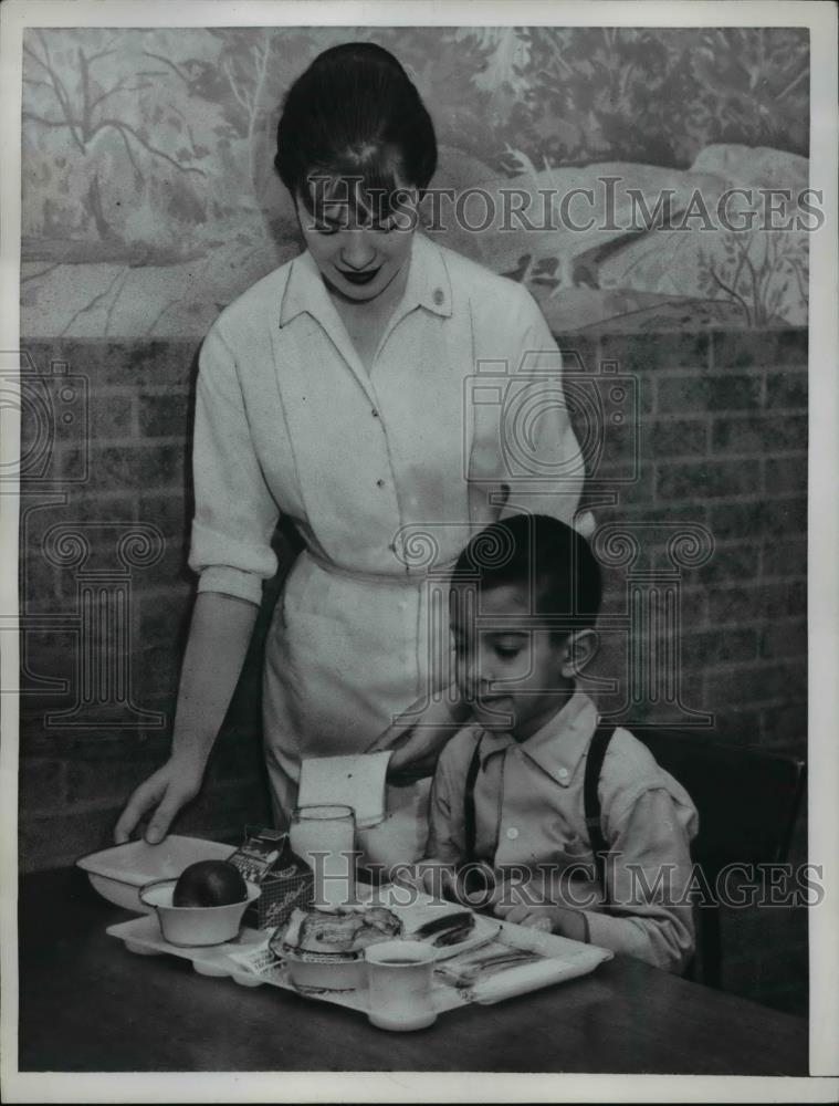 Press Photo Dietician Eleanor Robertson &amp; Barnes Hosp patient Gregory Barber - Historic Images